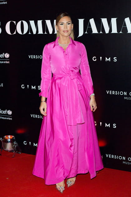 Vitaa en robe rose vif