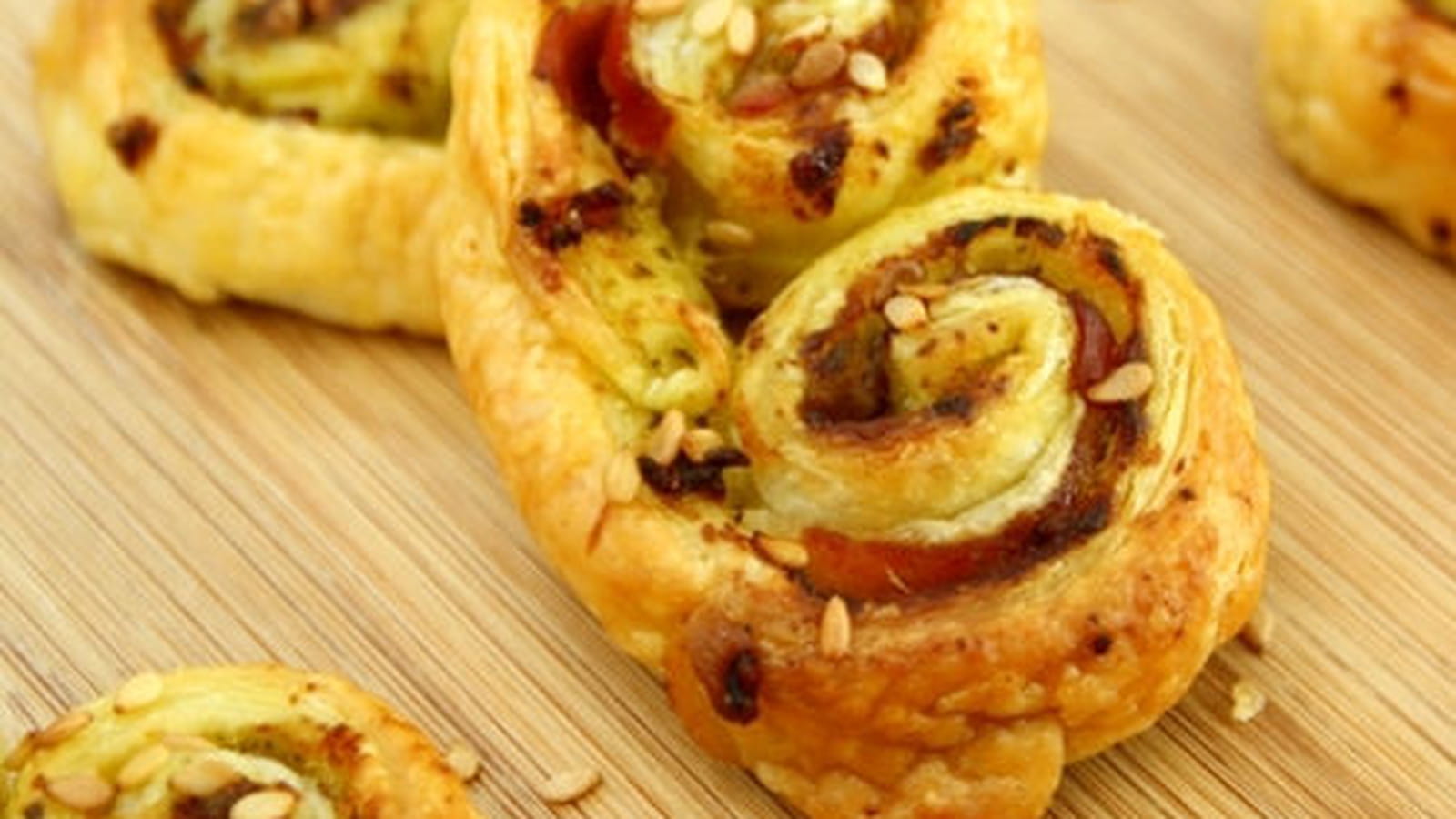 Palmiers apéritifs au pesto de basilic et jambon cru