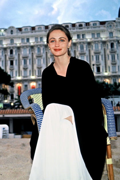Emmanuelle B&eacute;art en gilet noir