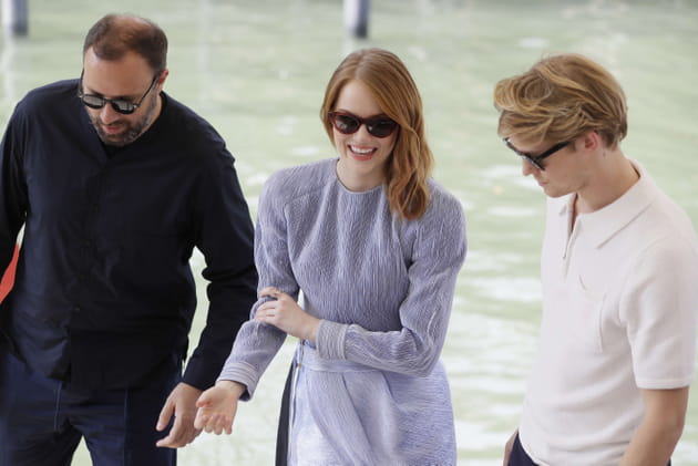 Le cin&eacute;aste Yorgos Lanthimos, Emma Stone et Joe Alwyn pr&eacute;sentent "The Favorite"