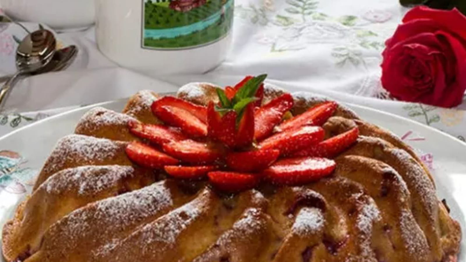 Gâteau aux fraises, rhubarbe et miel