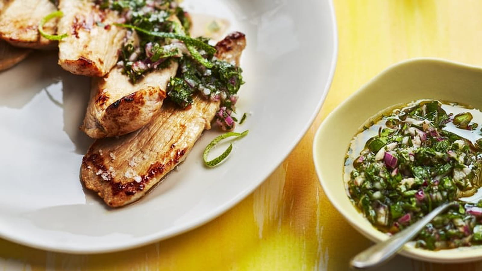 Aiguillettes de veau poêlées et leur sauce chimichurri au citron vert