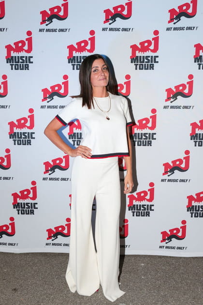 Jenifer en T-shirt court et pantalon évasé blanc