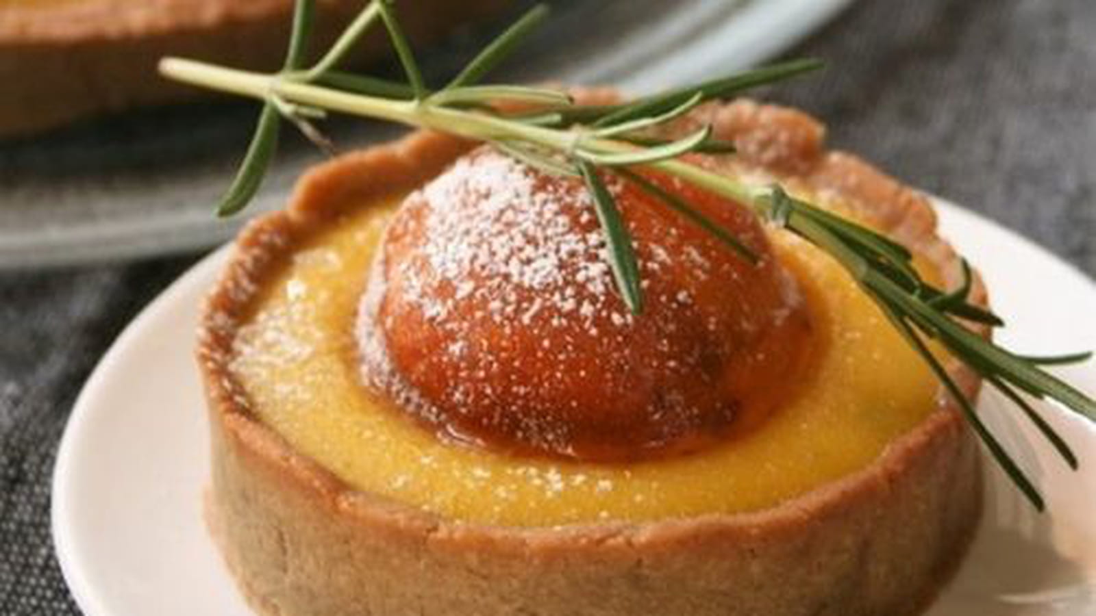 Tarte au curd de melon, romarin et abricots