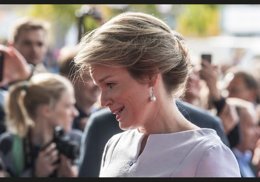 Le chignon flou de Mathilde de Belgique