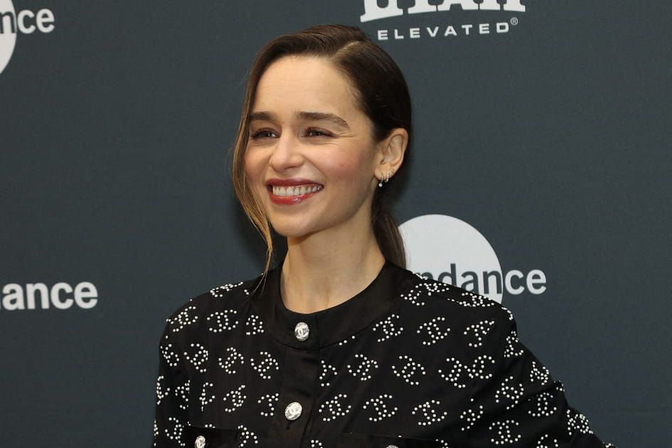 Emilia Clarke, p&eacute;tillante avec ses longs cheveux bruns