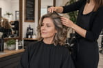 Les coiffeurs recommandent cette coupe chic et sans entretien quand les cheveux perdent en volume