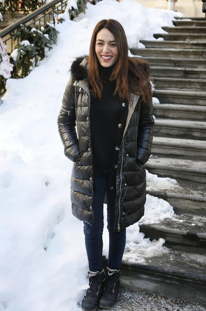 Sofia Essaidi en doudoune mi-longue matelass&eacute;e et chaussures noires