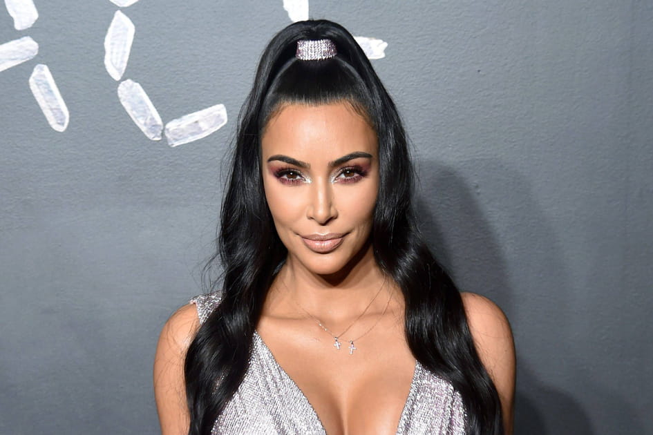 Kim Kardashian avec un chouchou paillet&eacute; sur une queue-de-cheval haute