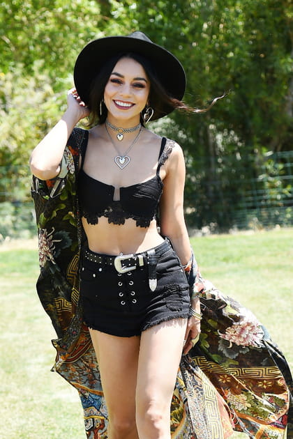 Vanessa Hudgens en short en jean noir à boutons et soutien-gorge noir en dentelle