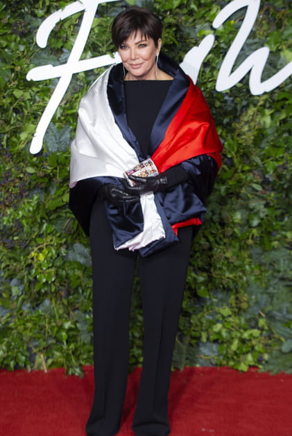 Kris Jenner en ensemble noir et veste colorée