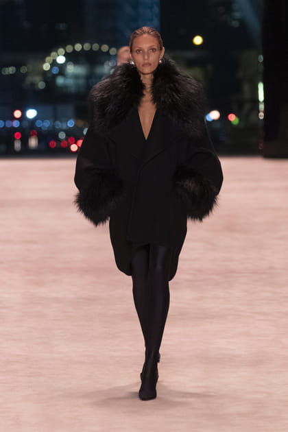 Look 32&nbsp;du d&eacute;fil&eacute; Saint Laurent