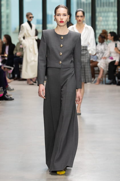 Gilet anthracite &agrave; boutons bijoux et pantalon coordonn&eacute; aper&ccedil;us sur le d&eacute;fil&eacute; Carolina Herrera