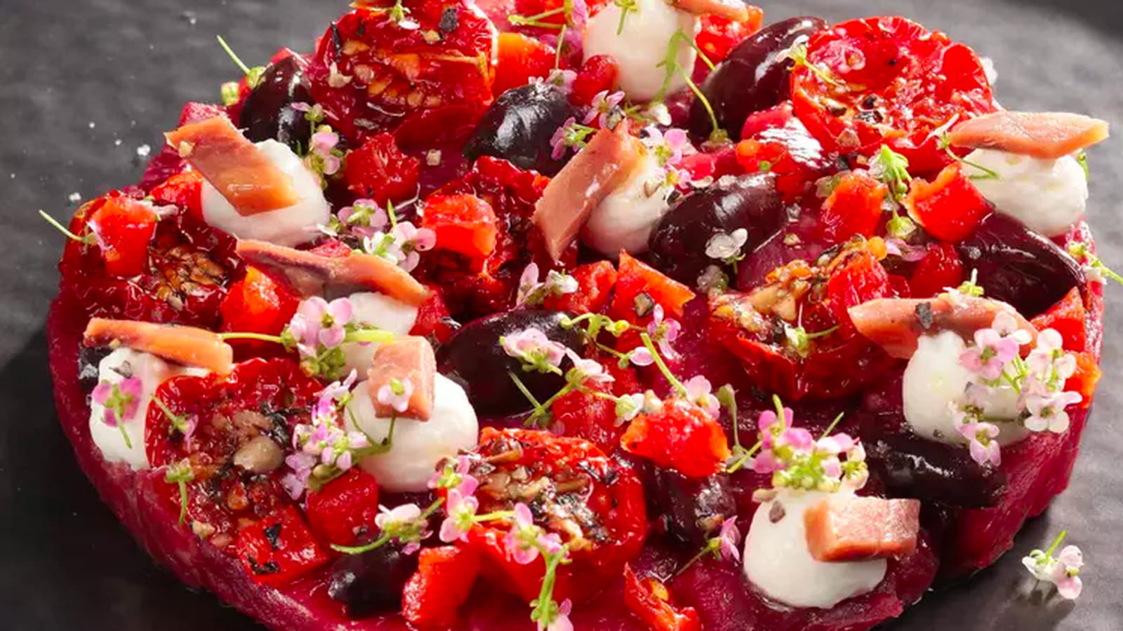 Ceviche de filet de boeuf, bavarois d'anchois, tomates confites et olives taggiasche