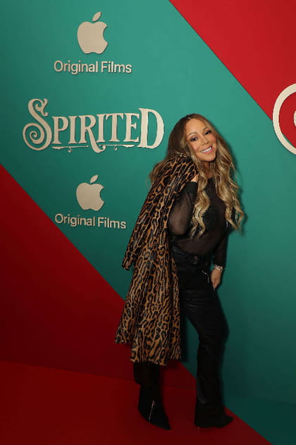 Mariah Carey en top transparent, pantalon en cuir et manteau léopard