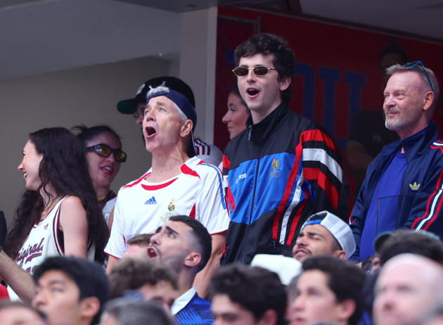 Timoth&eacute;e Chalamet et son p&egrave;re Marc fervents supporters des Bleus contre l'Espagne