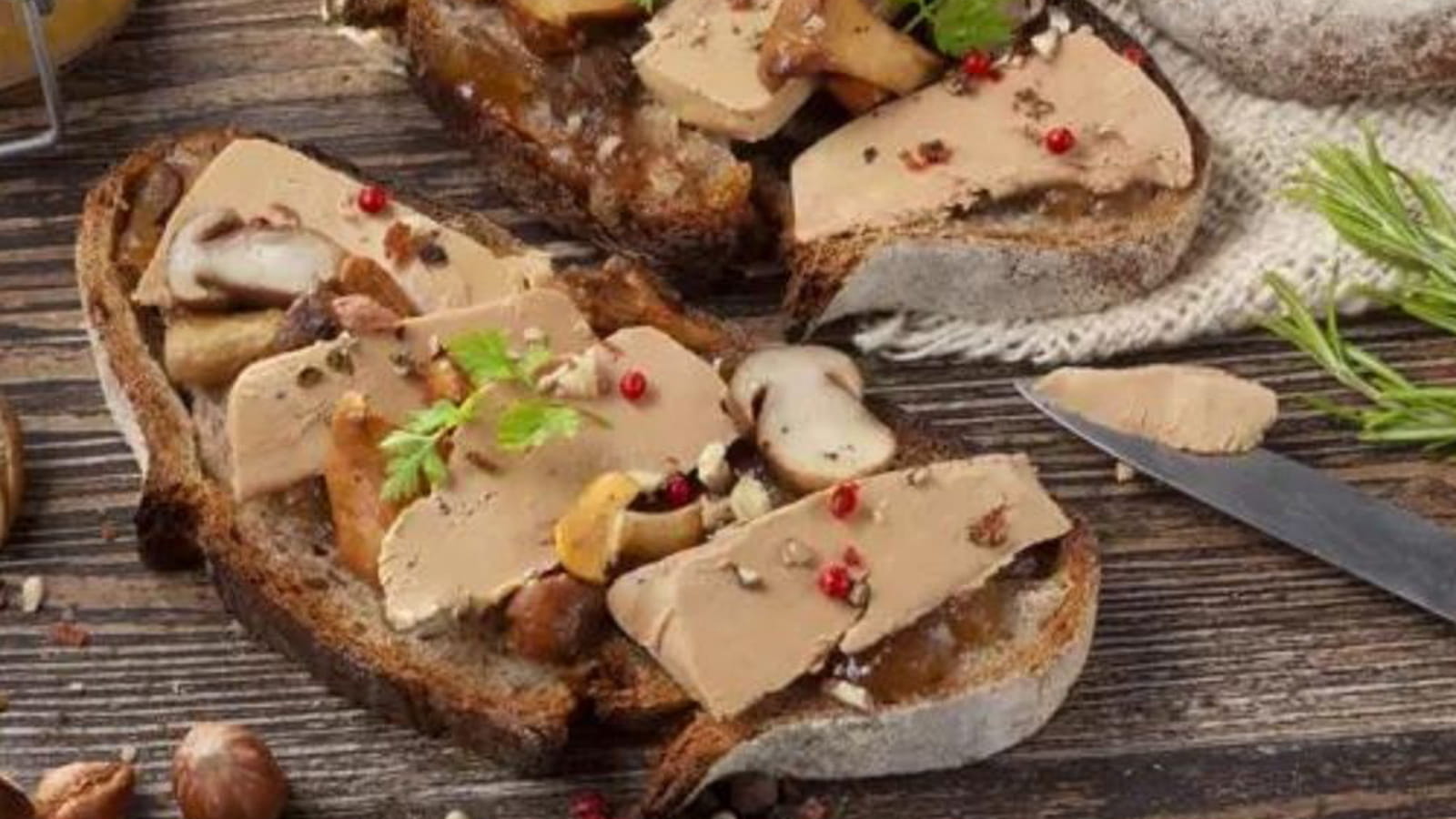 Tartine de campagne au foie gras, champignons des bois et confit d'échalotes