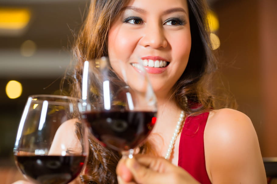 La taille de votre verre de vin vous inciterait-elle à boire plus ?