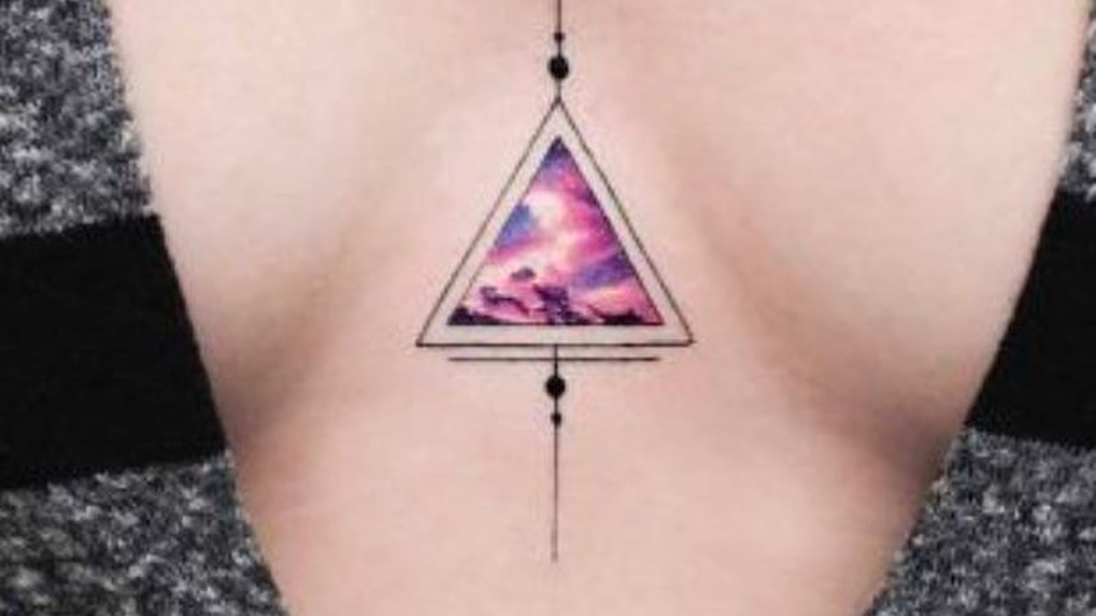 Triangle coloré entre les seins