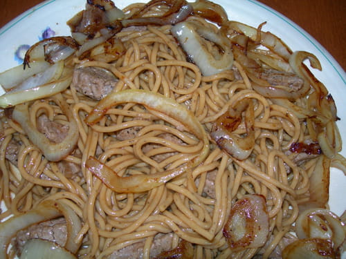 Spaghettis aux biftecks et oignons