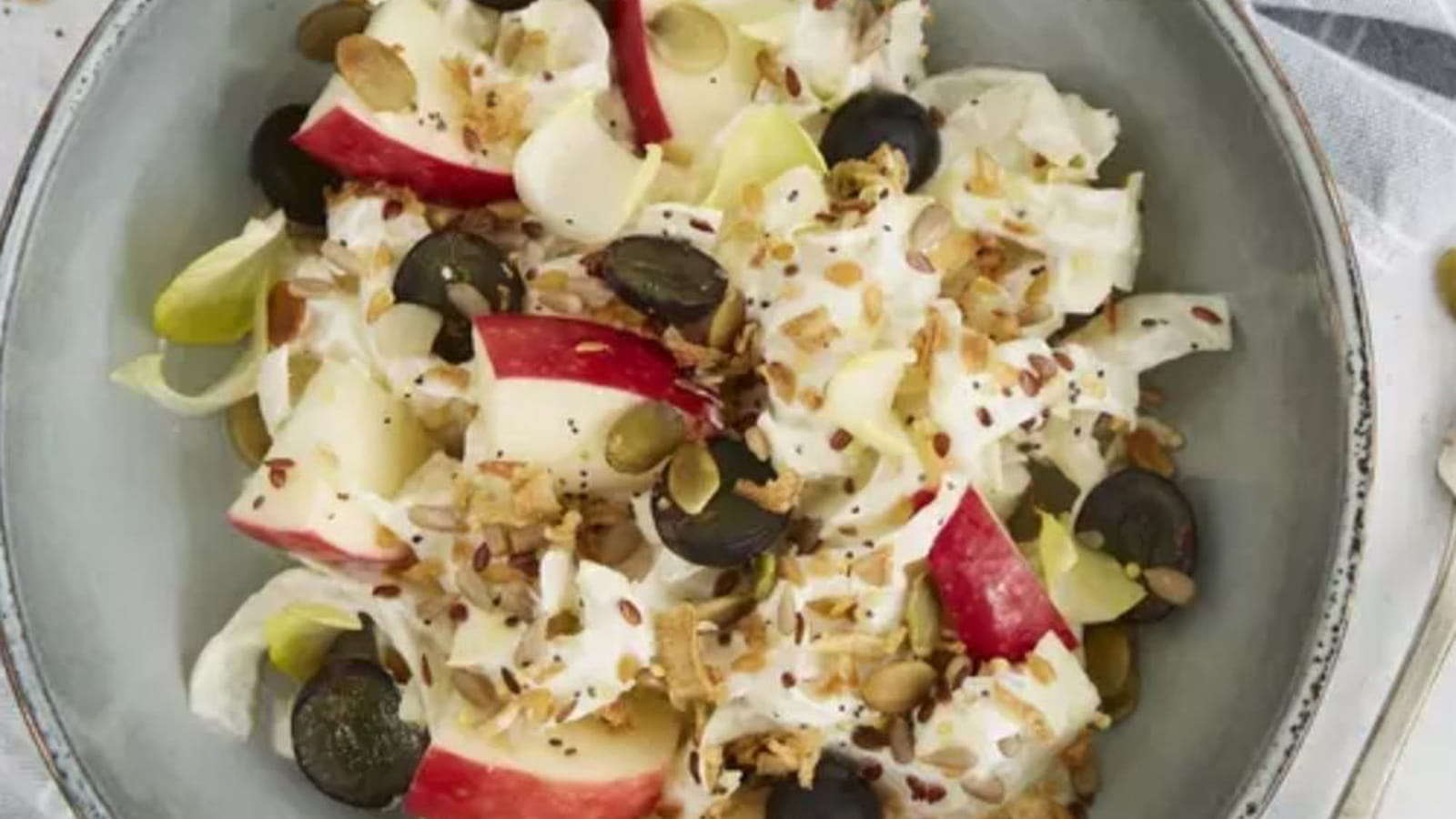 Salade d’endives au fromage, saveur graines et oignons frits