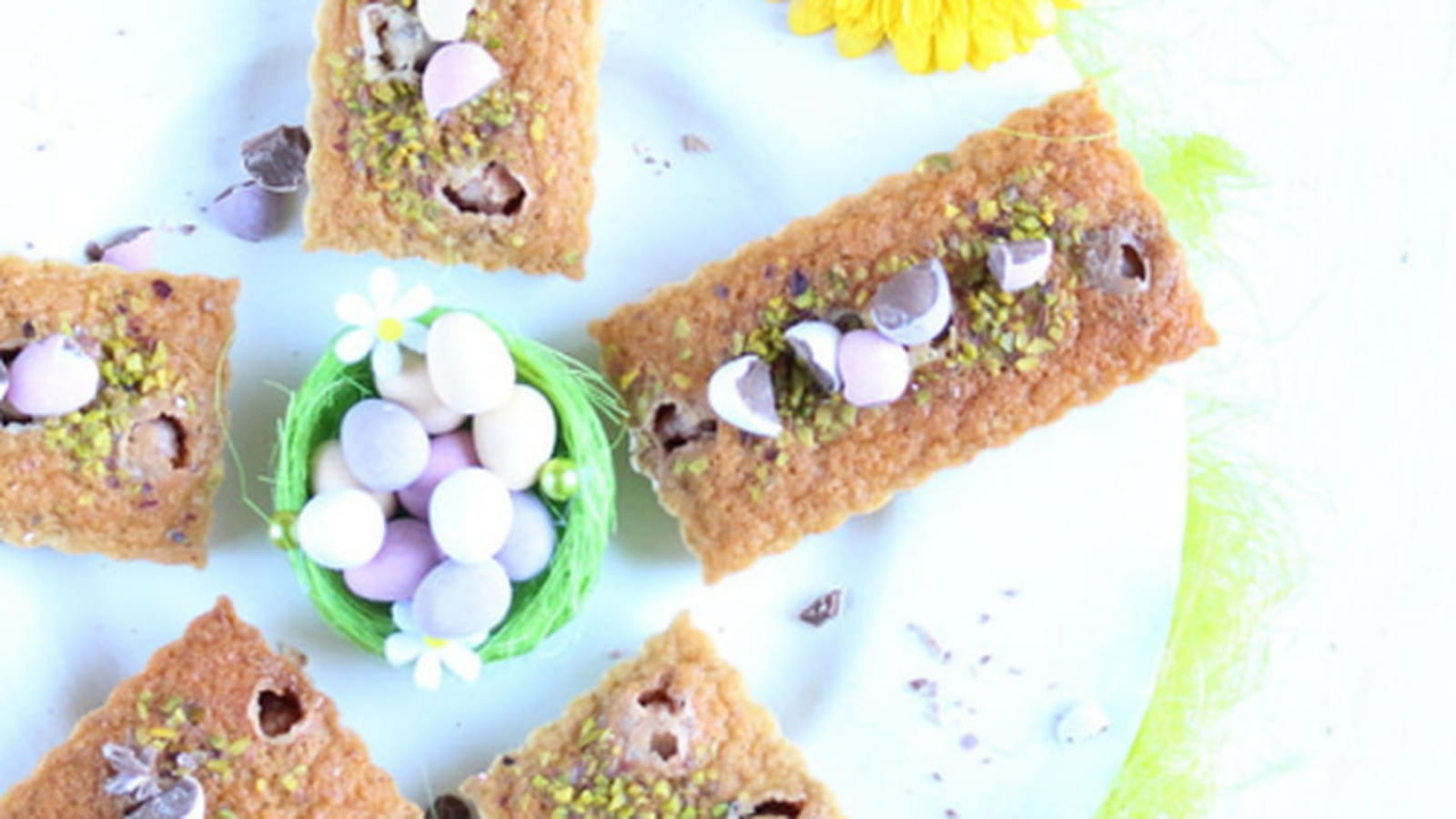 Financiers de Pâques aux noisettes et oeufs de Pâques