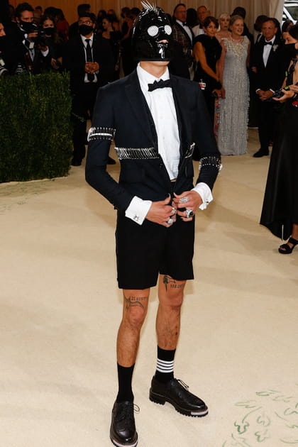 Evan Mock en costume et masque punk Thom Browne