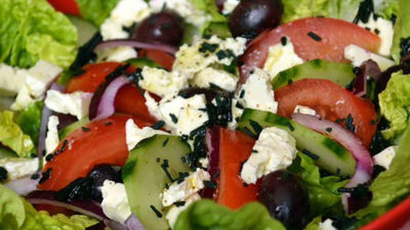 Salade à la grecque, vinaigrette au citron et à la spiruline