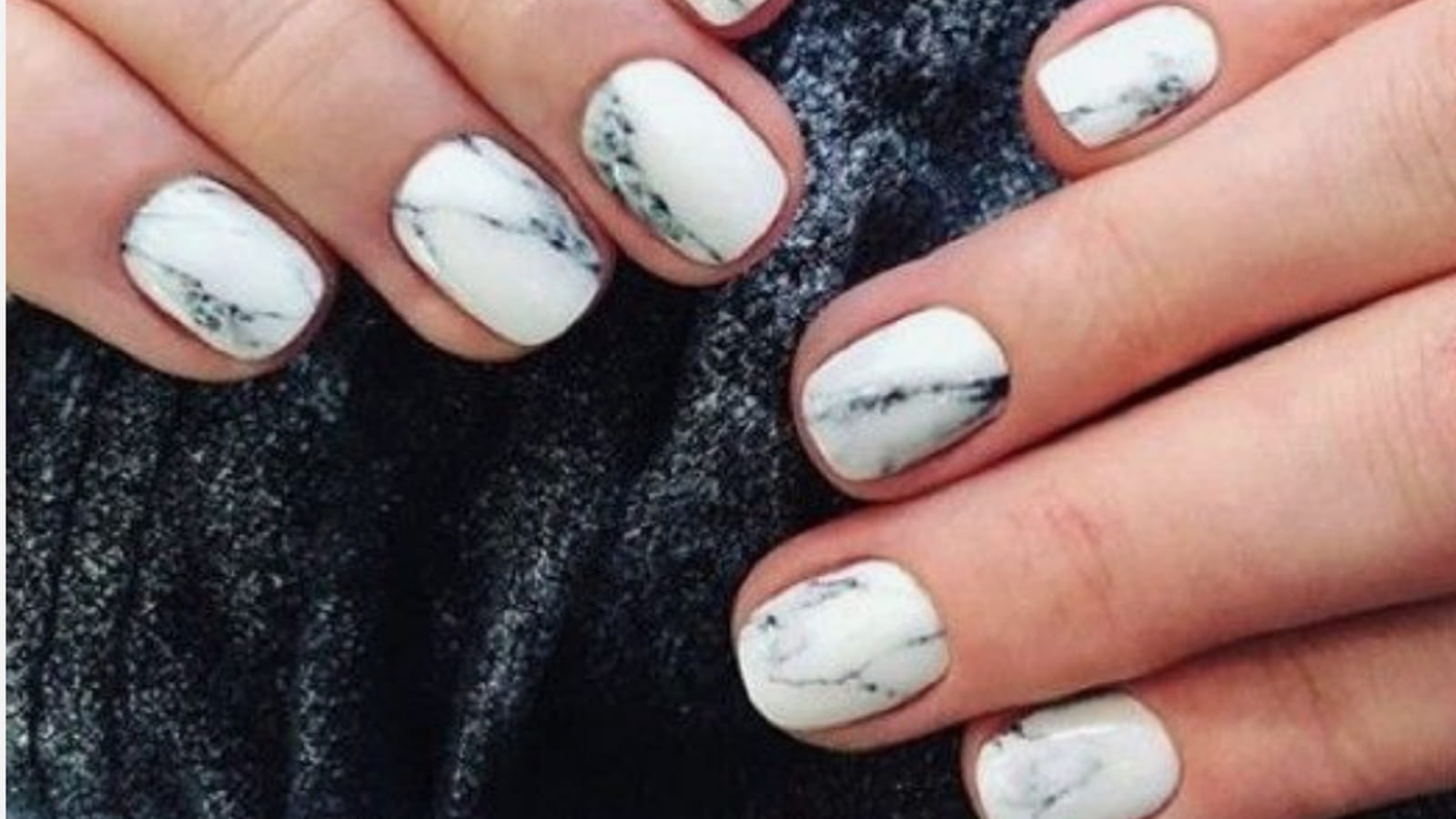 Des ongles blancs effet marbre