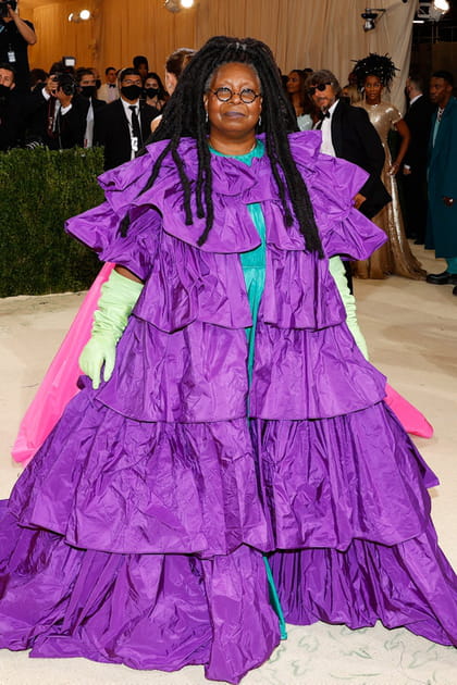 Whoopi Goldberg en robe violette &agrave; volants