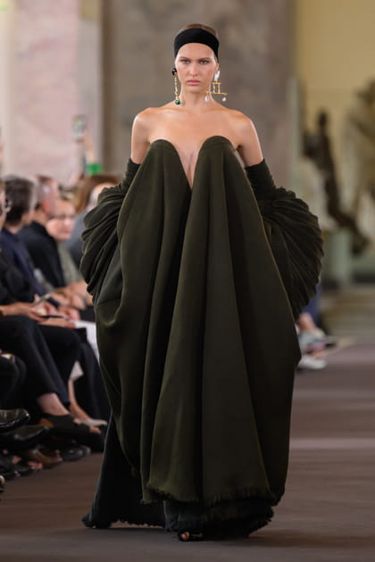 Look 5&nbsp;du d&eacute;fil&eacute; Schiaparelli haute couture automne-hiver 2023-2024