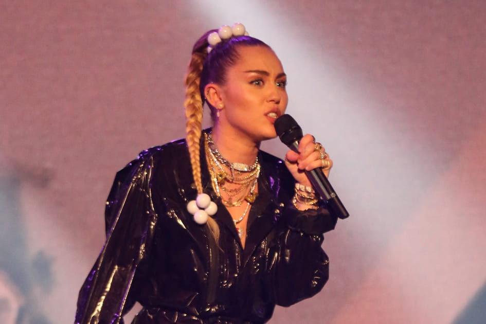 Les perles dans les cheveux de Miley Cyrus
