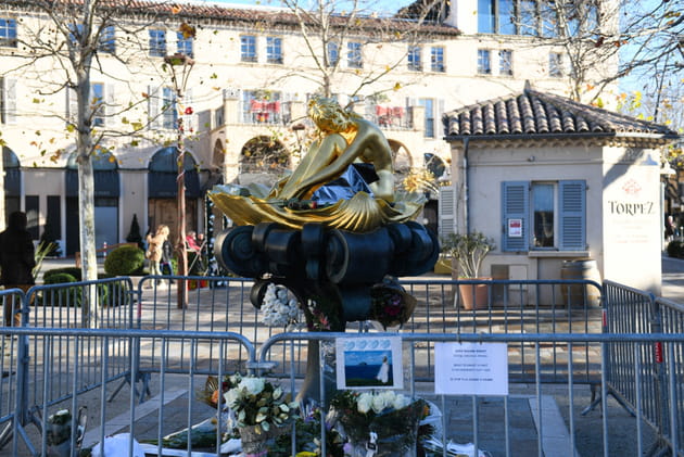 Statue de Brigitte Bardot &agrave; Saint-Tropez&nbsp;: les fans d&eacute;posent des fleurs