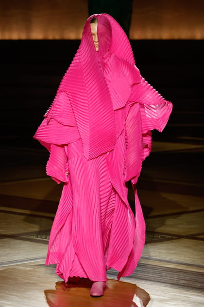 Robe rose fuchsia plissée à capuche aperçue sur le défilé Issey Miyake 