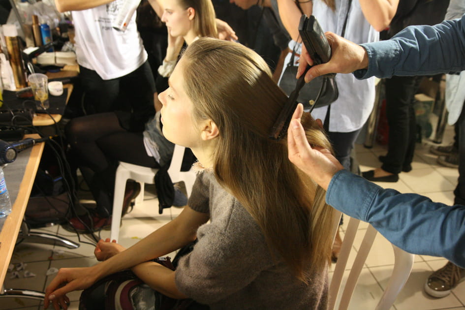 Backstage coiffure d&eacute;fil&eacute; Giambattista Valli&nbsp;: lissage sans faute