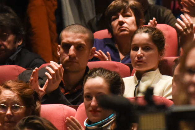 Louis Garrel et Laetitia Casta, attentifs