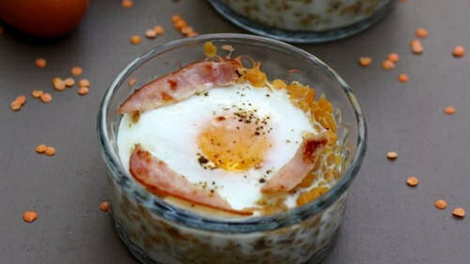Oeuf cocotte de lentilles corail et bacon
