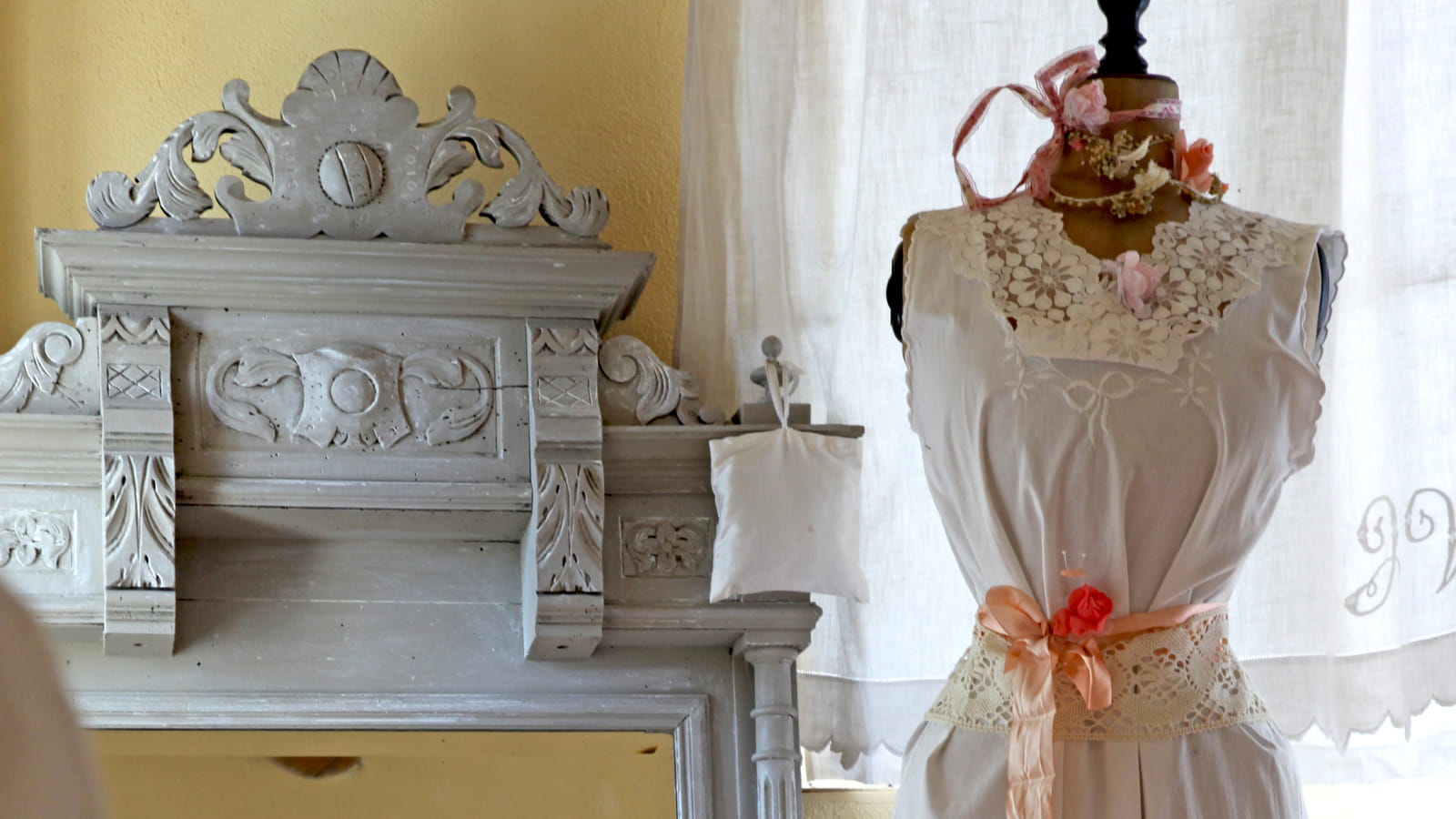 Chemise brodée sur mannequin