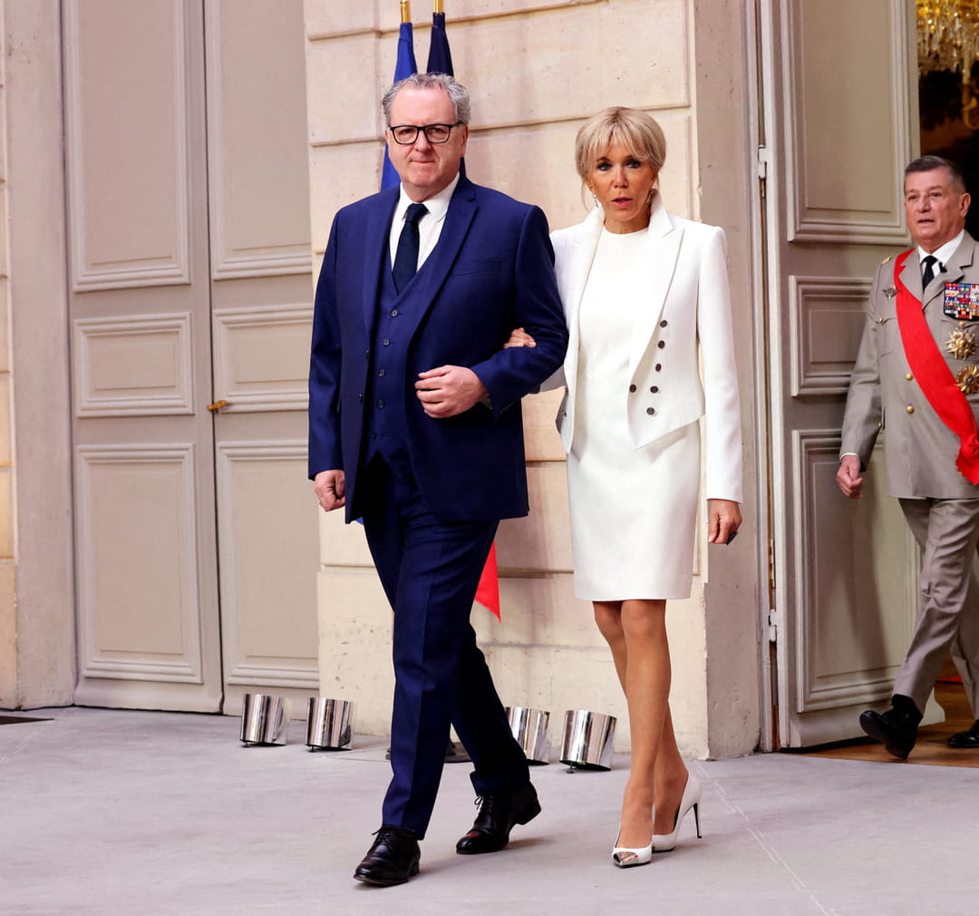 Dans Sa Longue Robe De Princesse Brigitte Macron Affirme Son Statut De 