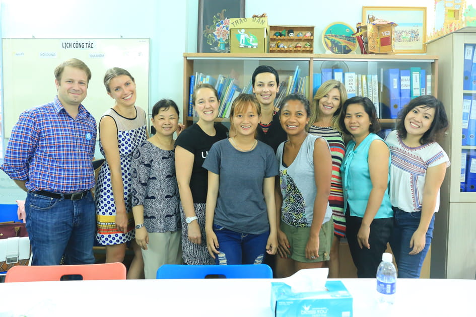 Photo souvenir avec l'&eacute;quipe Wella-Unicef et Dung