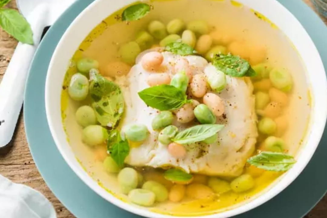 Filet de Merlu servi dans un bouillon de volaille au citron vert
