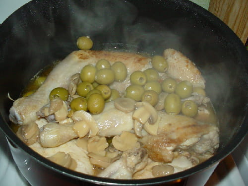 Poulet au citron, olives et champignons de Paris : la recette facile