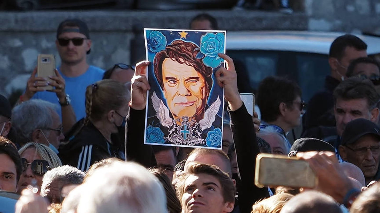 La foule rend hommage à Tapie