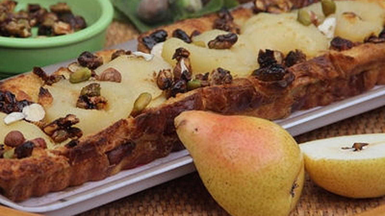Tarte aux poires, noisettes et pistaches, au pain perdu brioché