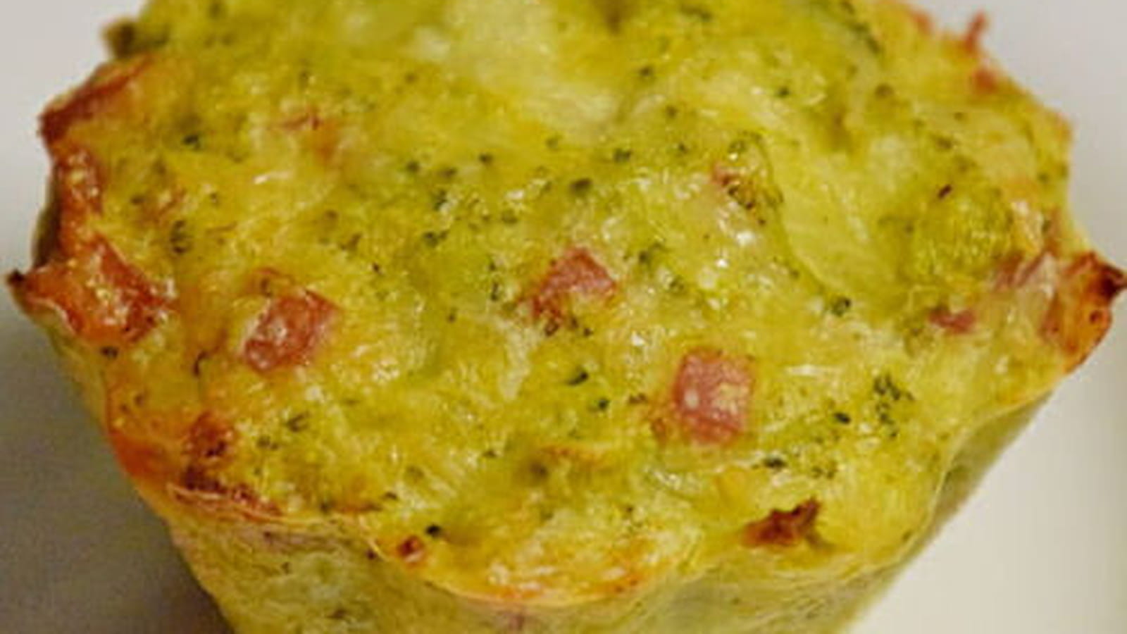Muffin aux brocolis et saucisson
