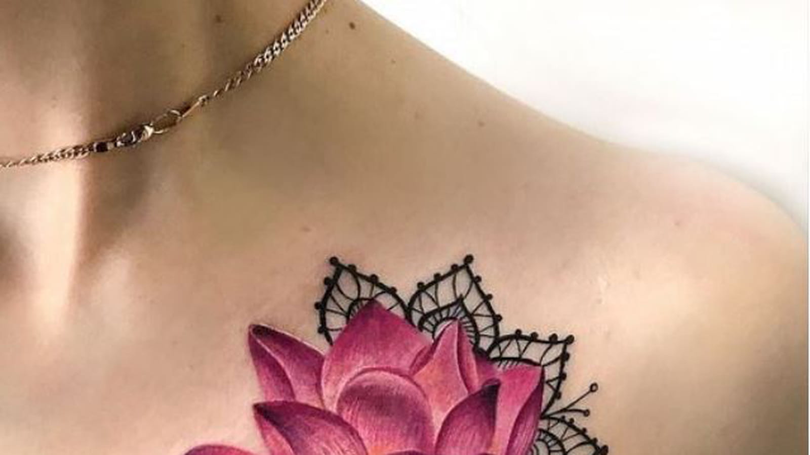 Fleur de lotus géante sur la poitrine