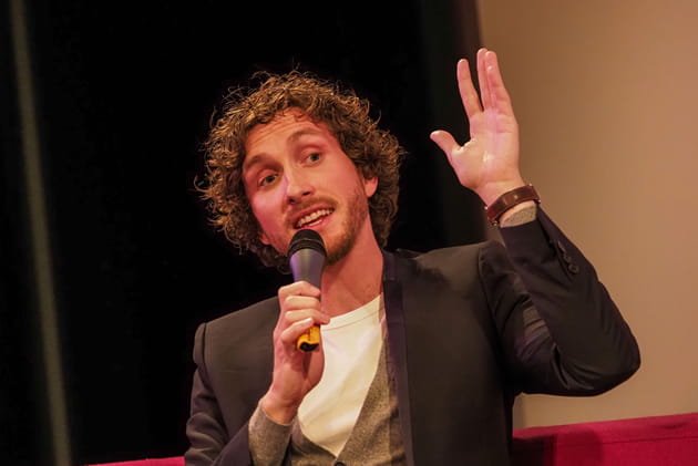 Baptiste Lecaplain se laisse pousser les cheveux !