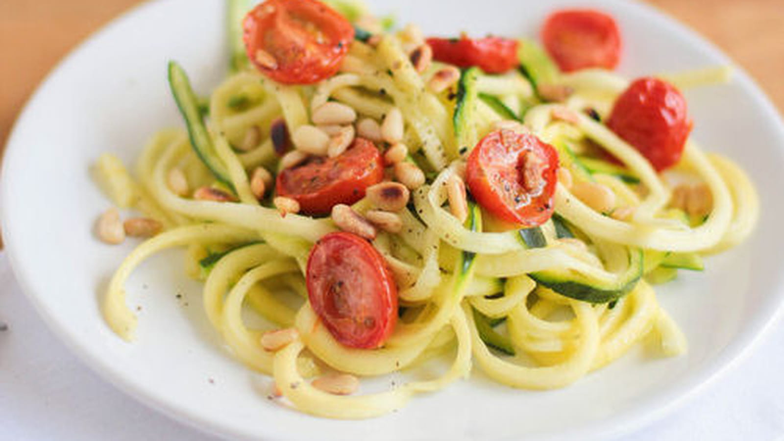 Spaghetti de courgettes aux tomates cerise rôties, citron et pignons