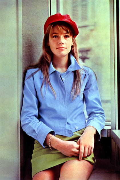 Françoise Hardy en béret rouge, veste bleue et minijupe verte