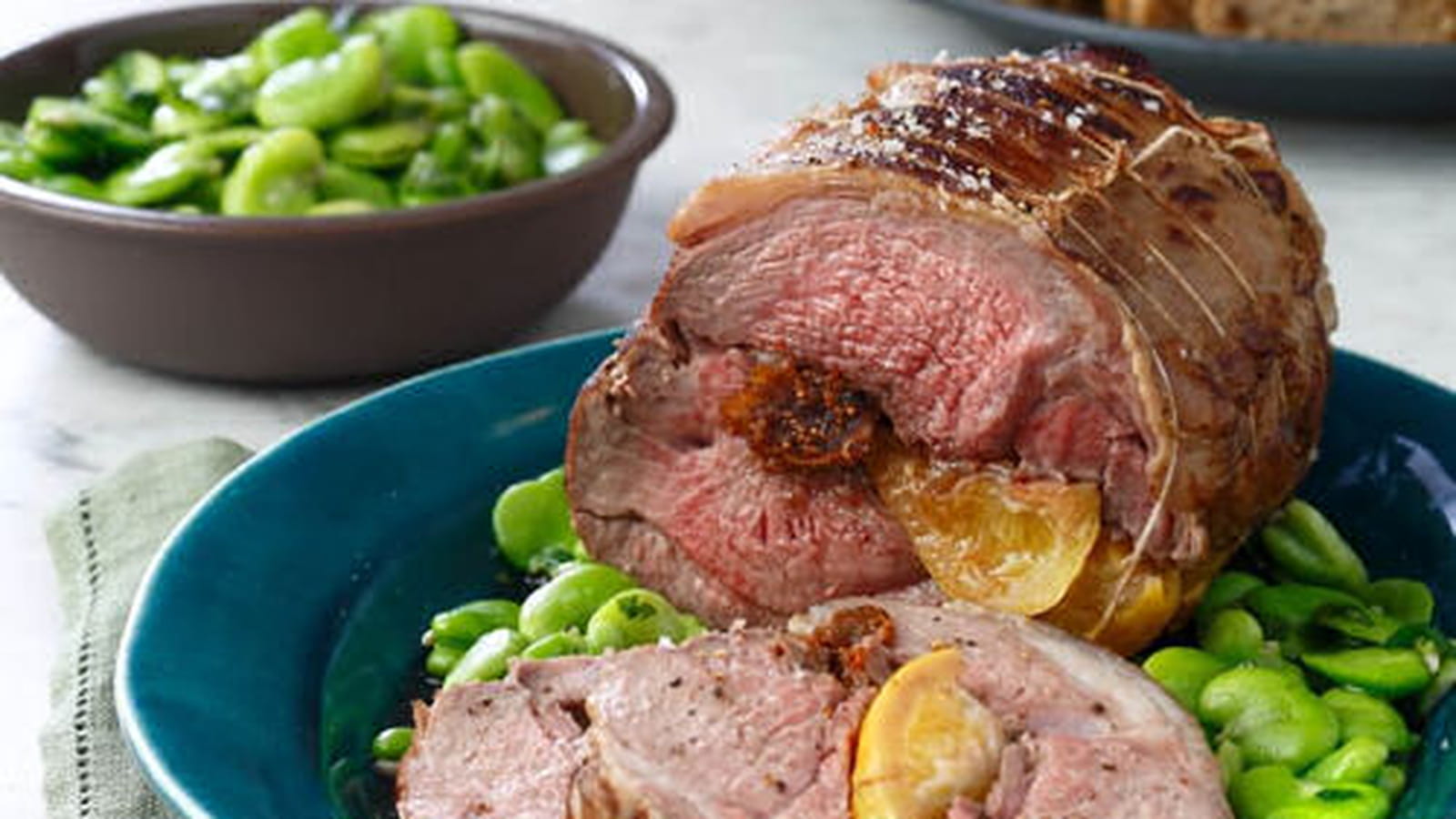 Rôti d'agneau en croûte de Sel de Guérande, citrons confits et figues